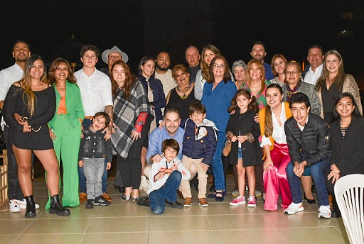 Fotos | Cortesía | LA PATRIA Santiago Nicholls Díaz organizó una fiesta sorpresa para celebrar el cumpleaños de su esposa, Valentina Fernanda, a la cual asistió la familia Gallego Mejía.