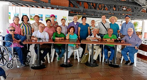 Grupo de asistentes a la reunión. Grupo de asistentes a la reunión.
