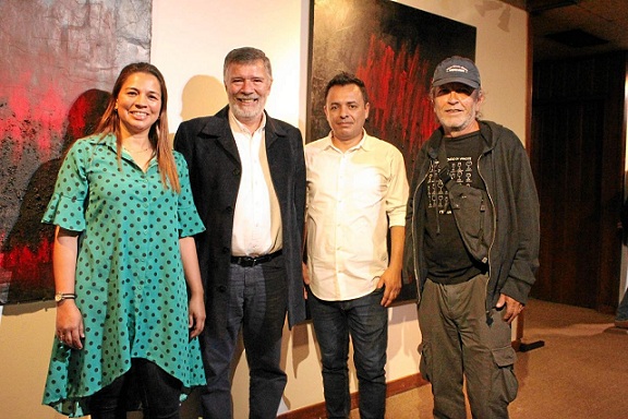 Jurados y asesor del trabajo de grado acompañan al expositor: Sandra Lince, Adolfo Grisales y Carlos Buriticá. Jurados y asesor del trabajo de grado acompañan al expositor: Sandra Lince, Adolfo Grisales y Carlos Buriticá.