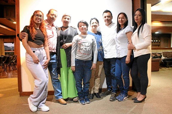 El artista en compañía de su familia: Ángela Ramírez, Carlos Arley Rivera, Jackeline Ramírez, Nicolás Fierro, Elcy Quintero, él, Gladys Toro y Sofía Aguirre. El artista en compañía de su familia: Ángela Ramírez, Carlos Arley Rivera, Jackeline Ramírez, Nicolás Fierro, Elcy Quintero, él, Gladys Toro y Sofía Aguirre.