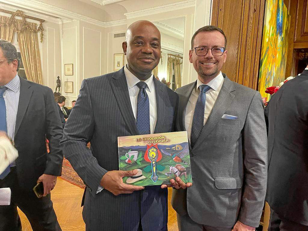 Luis Carlos Velásquez entrego a Luis Gilberto Murillo, embajador de Colombia en Estados Unidos, el libro de La Revolución de la Vivienda.