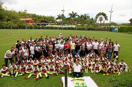 Fotos / Argemiro Idárraga / LA PATRIA Los niños del Club Inmedent con sus padres.