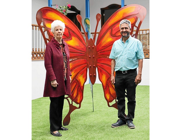 Beatriz Echeverry acompañada de Fidel Cardona, propietario de la vivienda donde quedo instalada la obra.