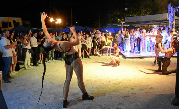 Fiesta de bailarines con lanza fuegos. Fiesta de bailarines con lanza fuegos.