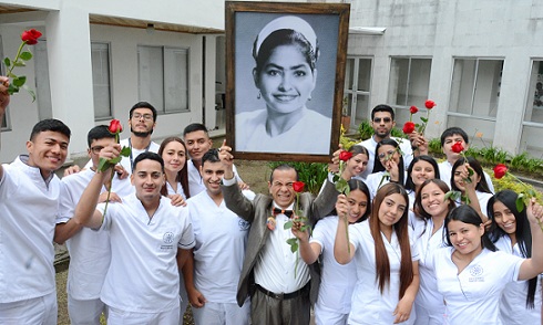 Estudiantes de enfermería de distintos semestres se unieron a la apertura de la sala del afecto Cándida Rosa Castañeda Valencia y la recordaron como maestra ejemplar en el área de la salud.
