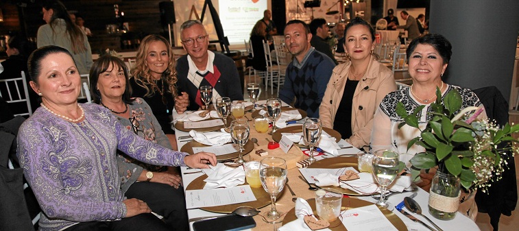 Ana María Mejía Estrada, Bratriz Serna Londoño, Ana María Álvarez, Mauricio Aguirre, Gloria Flórez Montoya, Ángela María Montoya y Beatriz Mejía Estrada.
