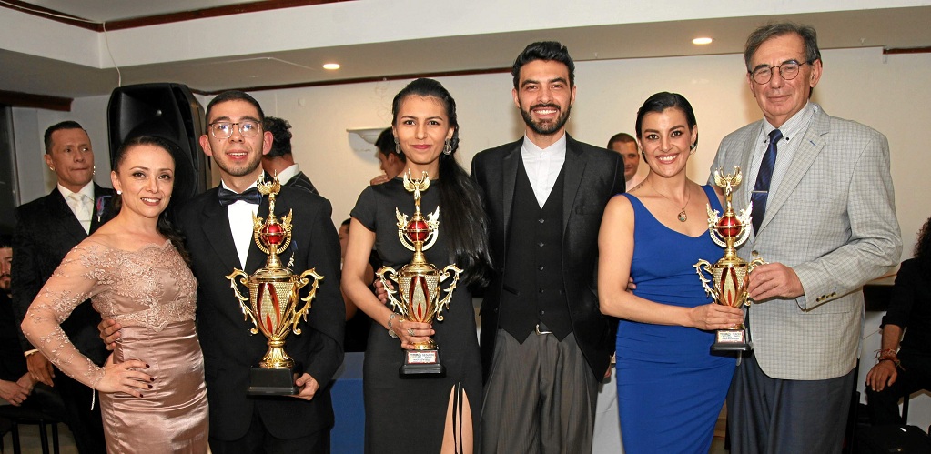 Sebastián Benavides Alzate y Diana Díaz, de Manizales, ocuparon el primer puesto. Andrey Vega y Diana Montaño, de Bogotá, obtuvieron el segundo lugar; y Alexánder Wenstin y Laura Castañeda, de Estados Unidos, la tercera posición.