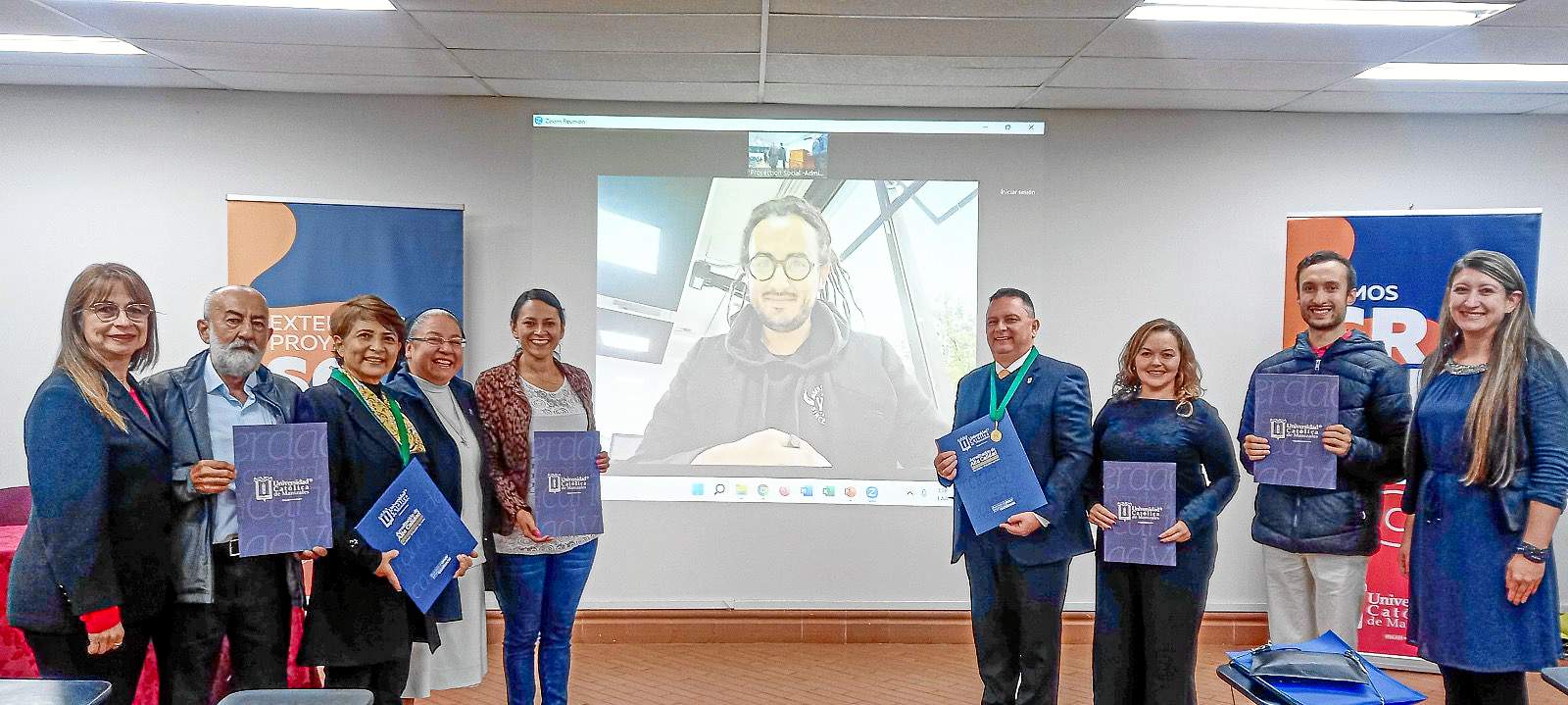 Fotos| Cortesía U. Católica | LA PATRIA María del Socorro Vargas Henao, Neftaly Zapata Delgado, Esperanza Trejos Ortiz, hermana Gloria Estela Rolón Díaz, Gisselt Tatiana Muñoz Omen, Jeronimo Zapata Trejos (en pantalla), doctor Carlos Alberto Pabón Meneses, Mariana Villegas Gómez, Juan Sebastián Clavijo Gil y Catalina Triana Navas.
