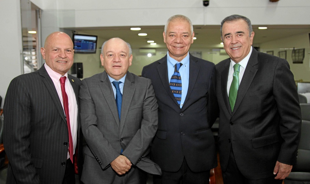 Juano Daza, José Fernando Reyes Cuartas, magistrado de la Corte Constitucional; Luis Gonzalo Valencia, presidente del Concejo; y Javier Hernández Bonett, periodista deportivo.