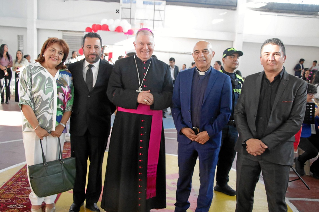María Constanza Montoya, concejal de Manizales; Andrés Felipe Betancurth, monseñor José Miguel Gómez, presbítero Alberto Llanos Castaño, rector del colegio LANS, y Carlos Jaime Gallego