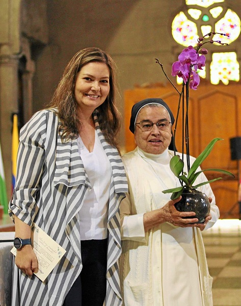 Marcela Escobar, directora de Manizales Más, y hermana Amanda Tangarife, vicerrectora Administrativa y Financiera.