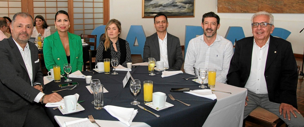 Diego Angelillis, gerente de la ILC; Jazmín Agudelo Salazar, Luisa Fernanda Marín, Jaime Valencia Ramos, Mauricio Vélez y Álvaro Hernando Gallego. Diego Angelillis, gerente de la ILC; Jazmín Agudelo Salazar, Luisa Fernanda Marín, Jaime Valencia Ramos, Mauricio Vélez y Álvaro Hernando Gallego.