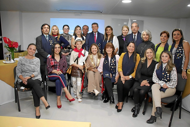Foto | Cortesía | LA PATRIA De pie: Andrés Felipe Mosquera Trujillo, Doris Montaña, Ángela María Salazar Arias, Victoria Lucía Vieira Salazar, Nelson Montaño Grajales, Hernán Gonzalo Canales Rodríguez , Nancy Guacaneme Sánchez, Gloria Inés Garay, Antonio Raad Aljure, Amparo Murcia Rodríguezm y Marcela Garcia Mejia. Sentados: María Antonia Arango Montes, Isabel Cristina Jaimes Montaña ,Juan Esteban Ocampo Castaño, Ana Dolores García Andrade (gobernadora del Distrito 4281 de Rotary), Mónica Giraldo Mejía, Nat