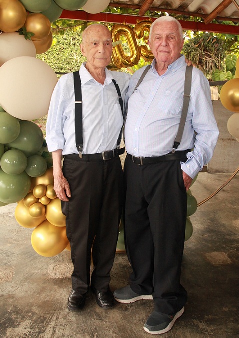 Fotos | Argemiro Idárraga | LA PATRIA Gustavo Robledo Isaza al lado de su hermano Julio.