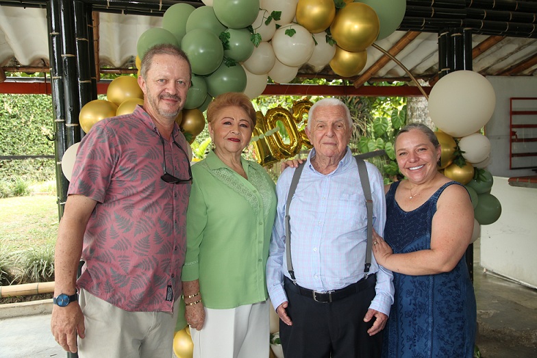 Luis Miguel Ocampo Álvarez, Rosa Vásquez de Robledo, Gustavo Robledo Isaza y Valiera Robledo Vásquez.
