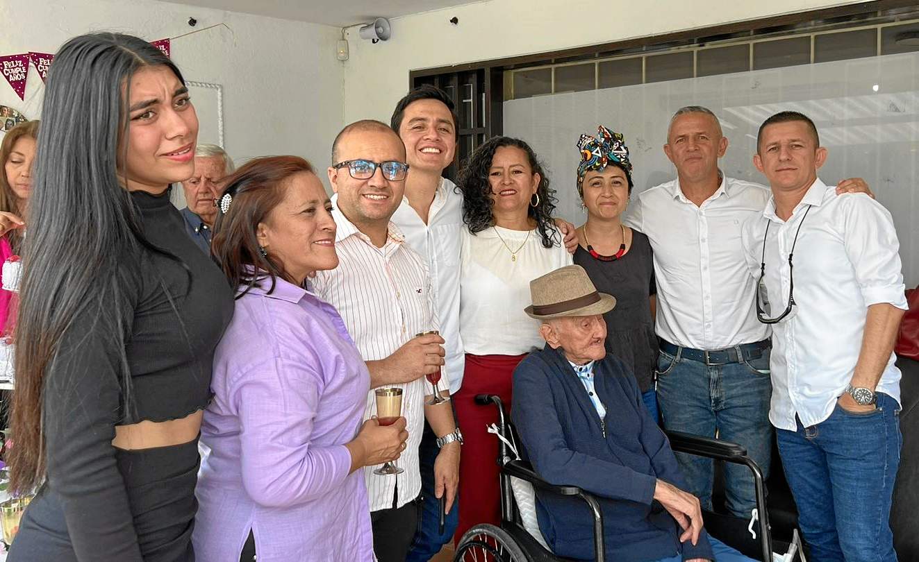 Janeth Ospina Clavijo, Beatriz Ospina Clavijo, Henry López Clavijo, Albeiro López Clavijo, Julieth Arce Clavijo, Isabel Cristina Barragán Clavijo, Geovany López Clavijo y Julián Andrés Arce Clavijo, acompañan a su abuelo Reinaldo.