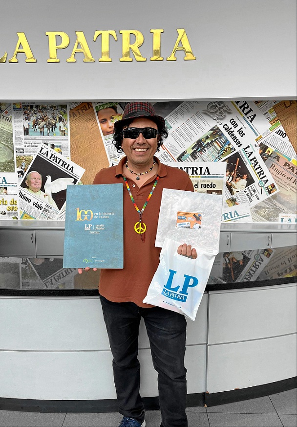 César García, habitante de la comuna San José de Manizales, recibió un detalle de parte de LA PATRIA Radio en agradecimiento por su fiel audiencia. César García, habitante de la comuna San José de Manizales, recibió un detalle de parte de LA PATRIA Radio en agradecimiento por su fiel audiencia.