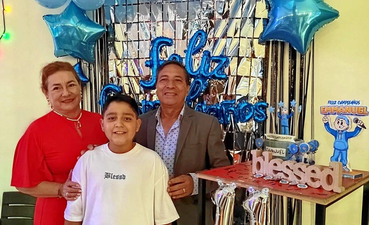 Emmanuel Cortés Zuluaga acompañado de sus abuelos, Eva Molina Rodríguez y Campo Elías Cortés Casas.