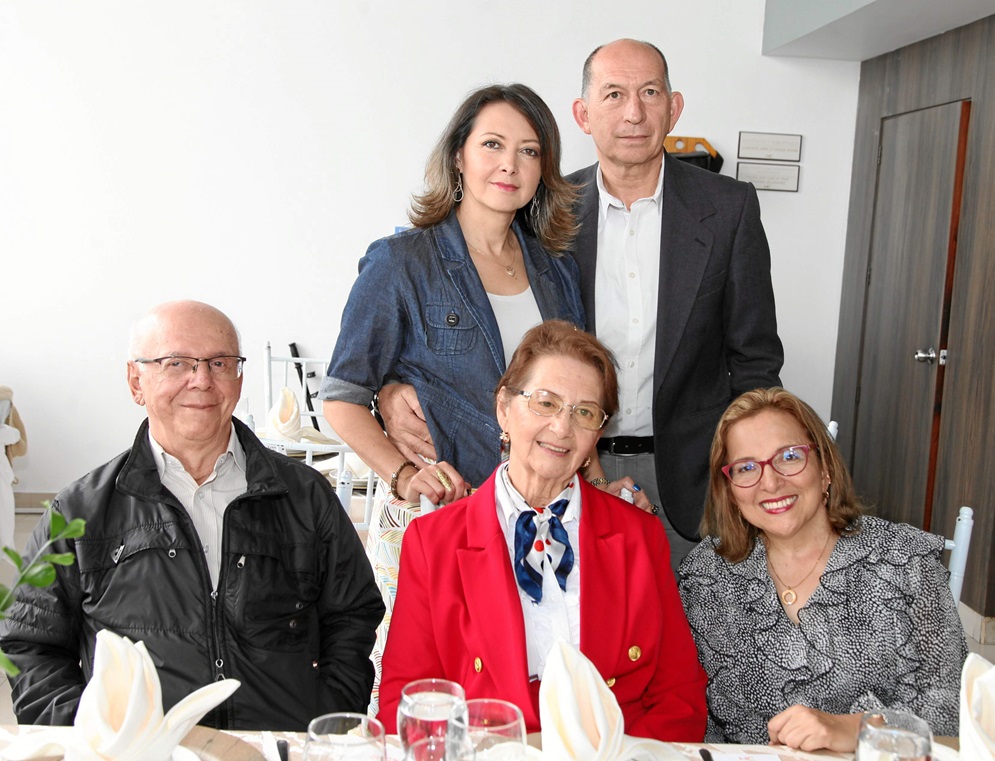 Arriba: Lina María Herrera y Hermán Urrea. Abajo: Jaime Herrera, Omaira Cano y Gloria Estella Herrera.