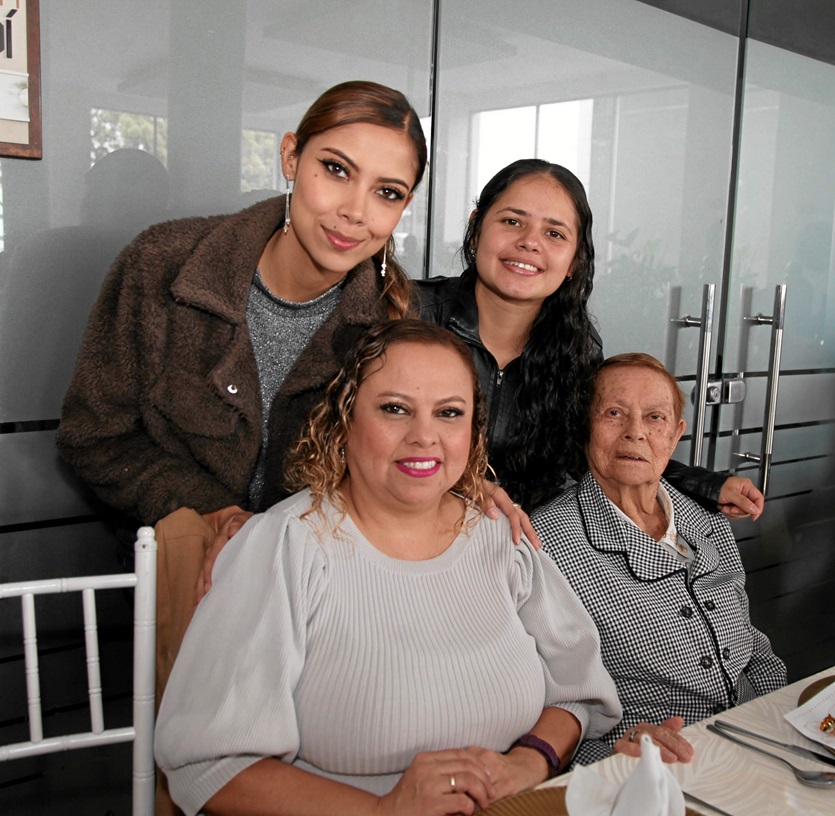 Jéniffer Loaiza, Samanta Salgado, Adriana Salgado y Emma Orozco.
