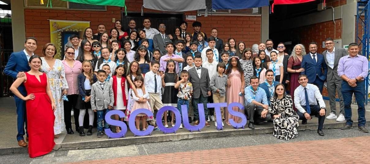 Unas 90 personas participaron de la celebración. En la foto están 77 miembros actividad de grupo scout.