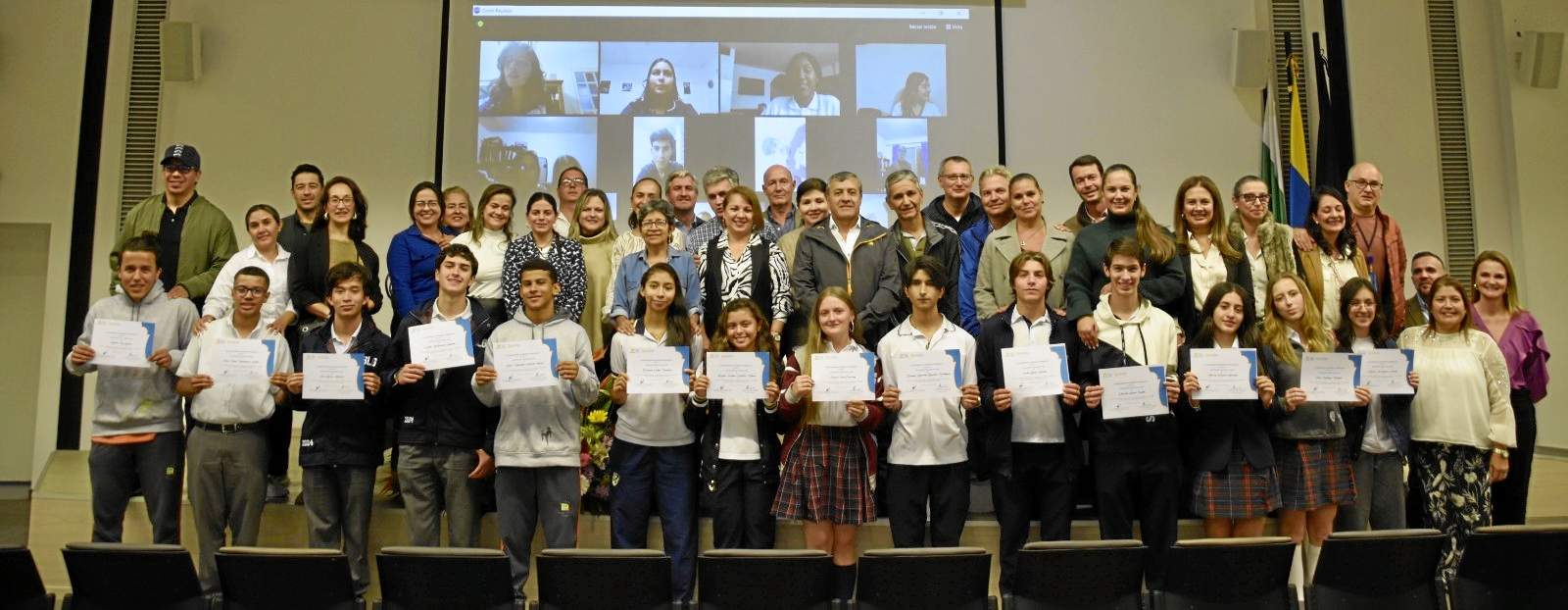 Foto | Cortesía UAM | LA PATRIA Grupo de estudiantes homenajeados junto a su padres de familia y directivos de la UAM.