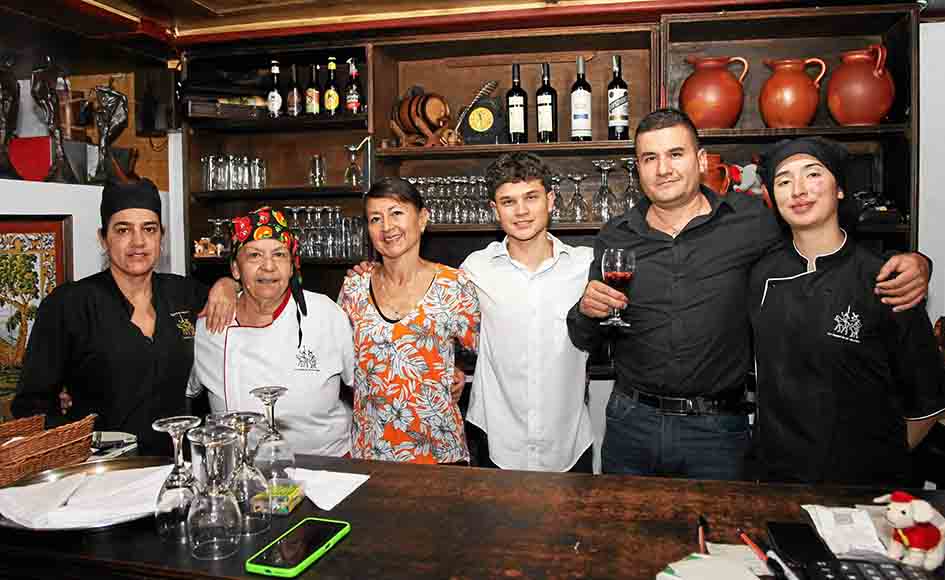 Andrés Felipe Zapata, Dora Inés Jaramillo, Karen Lizeth Melgarejo, Lucely Tabares, Edilma Ochoa y Ricardo Zapata, en Un Lugar de La Mancha.