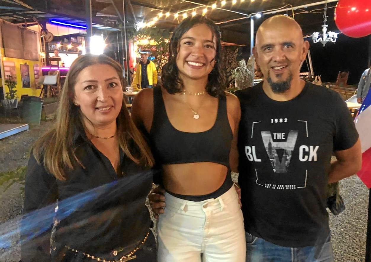 Stefanía Gómez en compañía de sus padres, Claudia Andrea Hurtado y Rubén Darío Gómez.