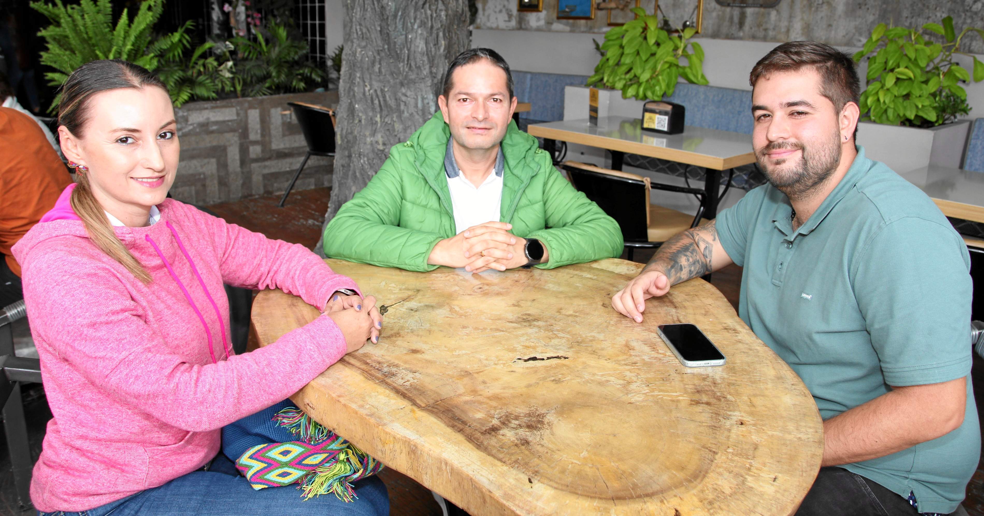 Ángela María Valencia, Juan Carlos Gallego y Alejandro Gallego compartieron un almuerzo en el restaurante El Efecto Barbacoa, ubicado en el barrio Milán.