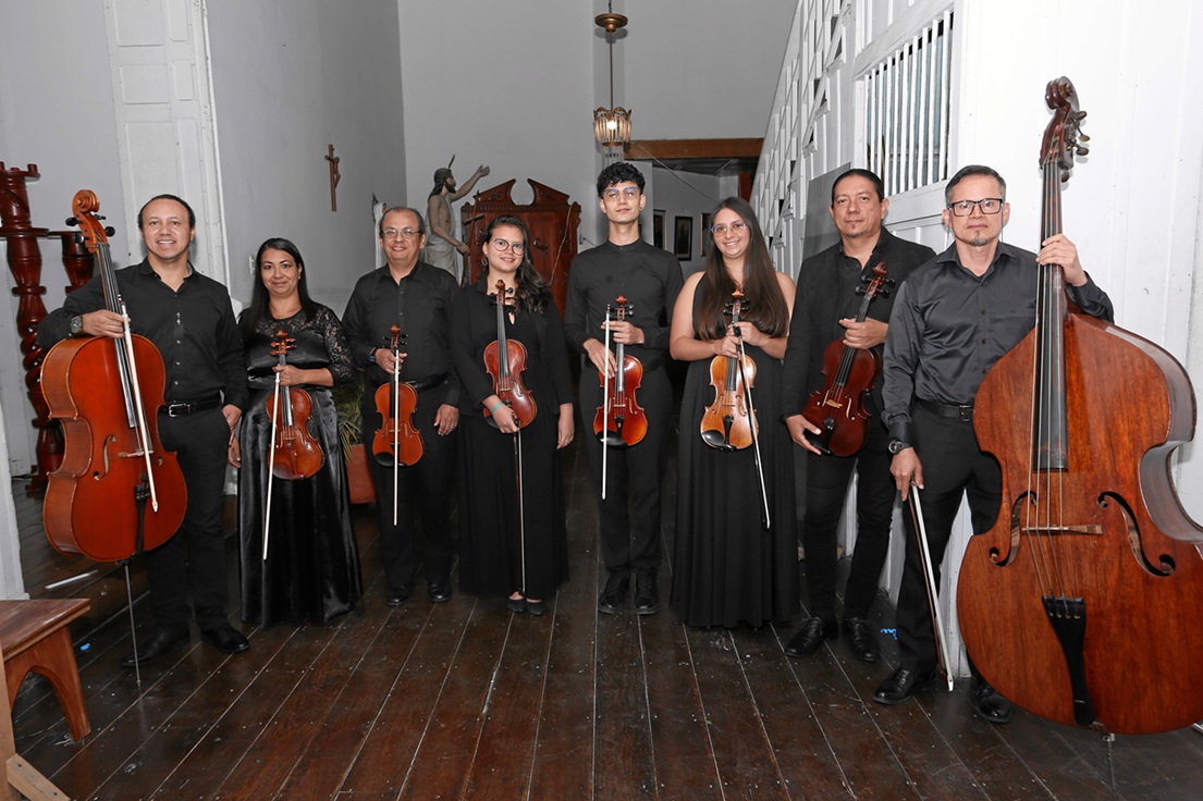 Orquesta de Cámara de Caldas: Fernán Amaya, Lorena Paola Reyes, Jimmy Moreno, Laura Sandoval, Juan Esteban González, Catalina Castañeda, Miguel Felchas Y Marco Fidel Cabezas Varón.