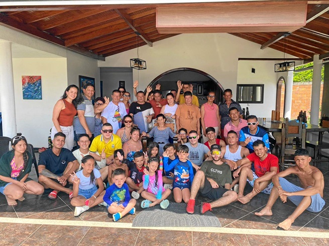 Grupo familiar asistente al cumpleaños.