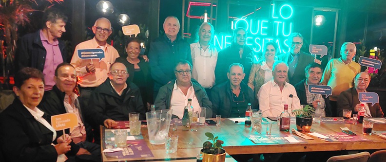 Foto | Lector | LA PATRIA Isabel Cristina Spaggiari, Óscar González Zapata, Jorge Londoño, Ricardo Spaggiari, Javier Castaño, Federico Walker, Jorge Mejía y Juan Manuel Salazar. De pie: Alfonso Patiño; Alonso Londoño Silva; Ruby Gálvez Muñoz; Pablo Posada; Eduardo Arango Mejía; Jorge Enrique Hincapié; Norma Liliana Ruiz Gómez, directora académica; Germán Cardona Gutiérrez; y Rubén Darío López Gómez.