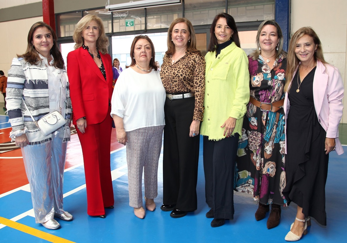 Luz Ángela Chica, Cristina Gómez, Margarita Jiménez, Luz María Gómez, Claudia Villegas Hauss, Aida Valencia y Luz Adriana Valencia. Exalumnas.