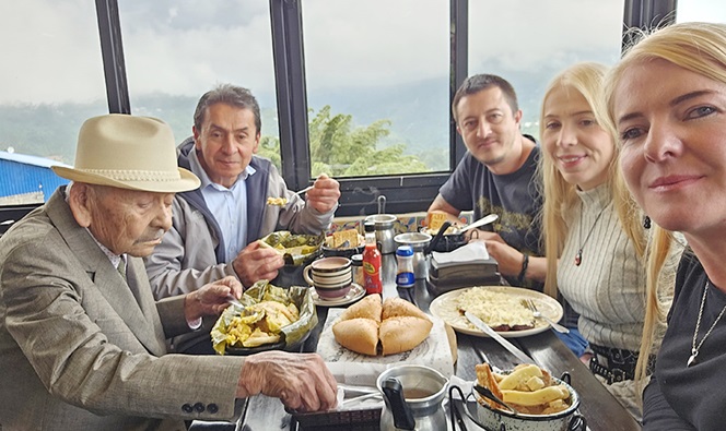 Félix Antonio Bastidas Marulanda celebró su cumpleaños con un almuerzo en el restaurante La Que'suda. Lo acompañan su hijo Jorge y sus nietas Viviana y Marcela.