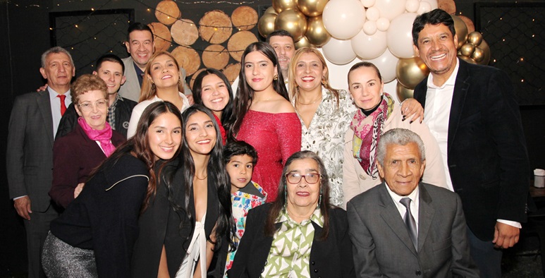 Fabián Vásquez, María Elena Martínez, Orlando Arenas, Aleyda Aranzazu, Julián Vásquez, Lina Arenas, Zara Vásquez Arenas, graduada; María José Vásquez, Andrea Arenas, Isabela Morales, Jhon Jairo Morales, Jimena Jaramillo, Valeria Arenas, Sergio Arenas y Alexánder Arenas.