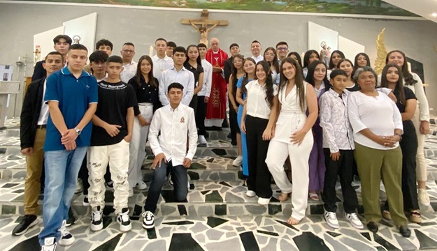 Las confirmaciones estuvieron precedidas por el padre Fernán Llano en representación del arzobispo de Manizales.