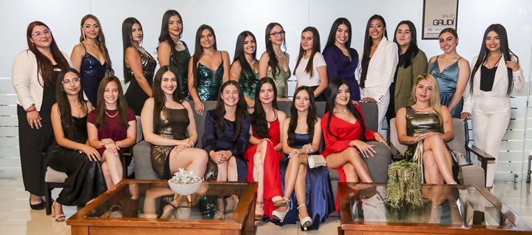 De pie: Isabella Candamil Hernández, Isabella Ramirez Hernández, Manuela Arboleda Suaza, Daniela Agudelo Gallego, Sara González Serna, María Isabel Noreña Alarcón, Naidelyn Castro Agudelo, María José Sánchez Ramírez, Lina Vanesa Loaiza Sánchez, Mariana Castañeda Aguirre, Gabriela Salazar Medina, Valeria Betancur Giraldo y Sofía Vallejo Escobar.Sentadas: María Alejandra Tibaduiza Naranjo, María Fernanda Acevedo Vélez, Sofía Restrepo Giraldo, Mariana Sánchez Ortíz, María Alejandra Arias López, Tatiana Rodrígu