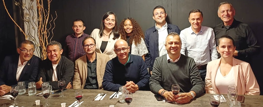 De pie: Óscar Giraldo, Laura Henao Correa, Diana Vidal, Santiago Zapata, Freddy Arango y Darío Augusto Cardona. Sentados: Gabriel Fernando Cárdenas, Rusbel Franco, Óscar Veiman Mejía, Osvaldo Hernández, Juan Luis Taborda y Elizabeth Restrepo.