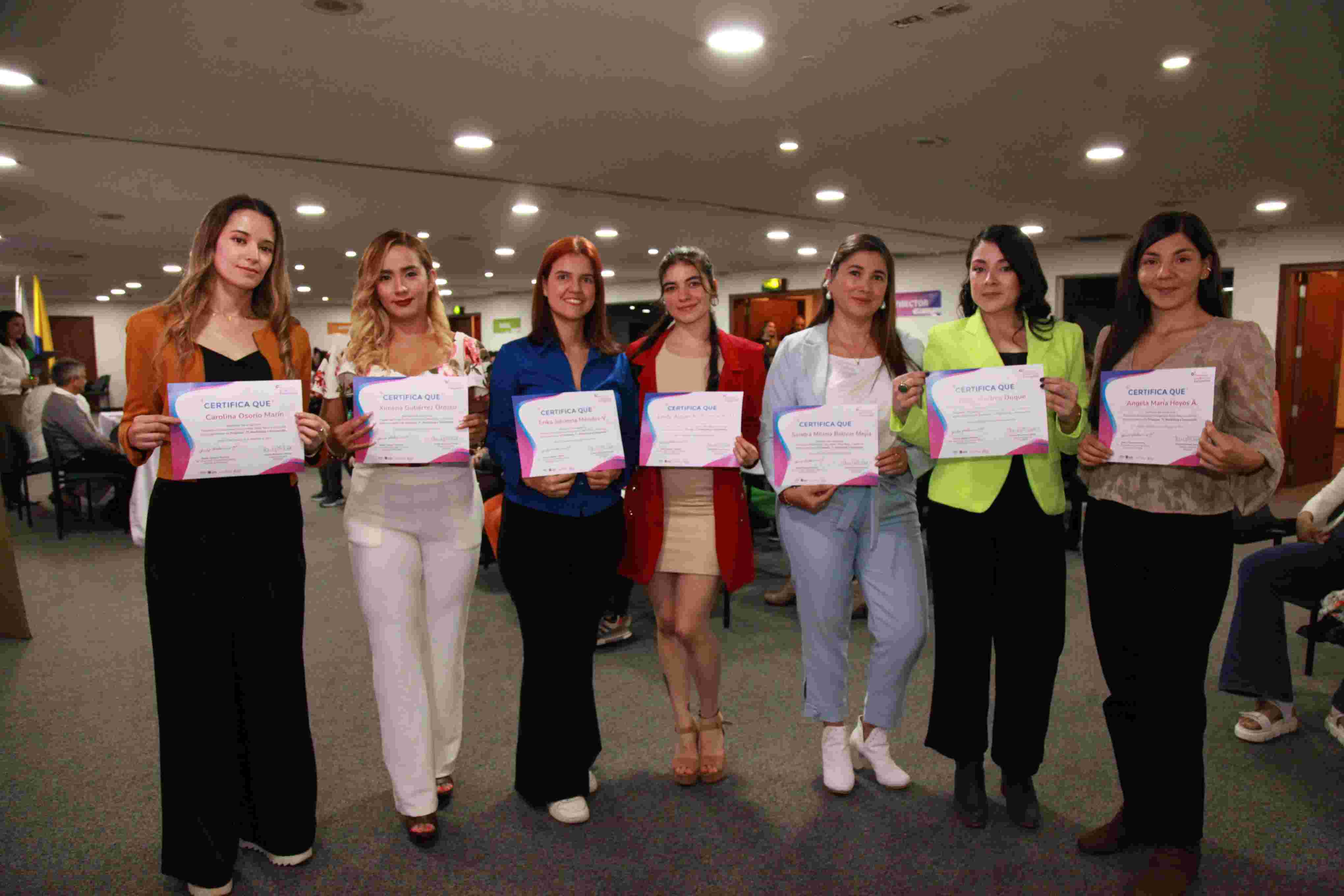 Ángela María Hoyos, Carolina Osorio, Sandra Milena Bolívar, Paula Andrea Duque, Jimena Gutiérrez, Érika Méndez y Leidy Guapacha.