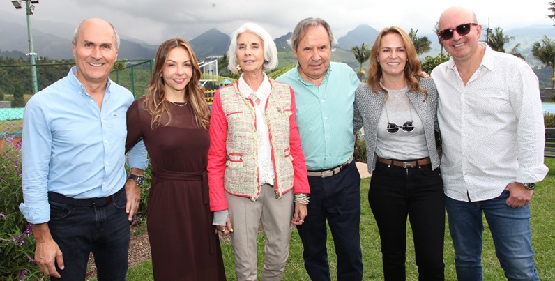 José Gaveglu, Irene Botero, Lucía Barrios, Ángela Betancur, Henry Fonseca, Ximena Echeverri y Pablo Jaramillo.