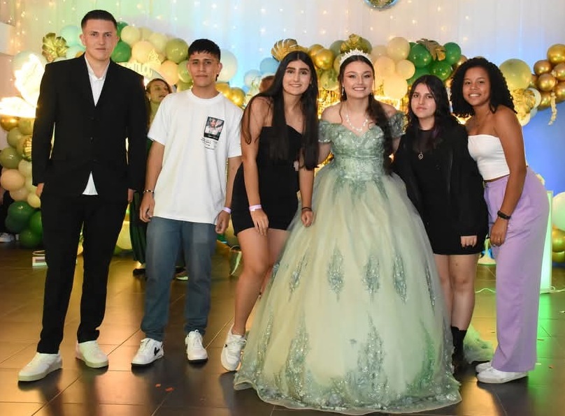 Xiomara Jiménez Giraldo junto con sus amigos.