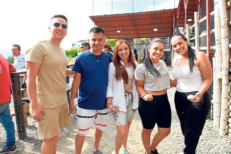 Walter Hernández, Mauricio Martinez, Carolina Hernandez, Margarita Londoño y Luisa Hernández. Walter Hernández, Mauricio Martinez, Carolina Hernandez, Margarita Londoño y Luisa Hernández.