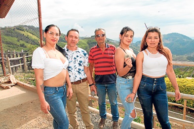 Nancy López, Daniel Orozco, Héctor López, Johanna Guardia y Jénnifer López Nancy López, Daniel Orozco, Héctor López, Johanna Guardia y Jénnifer López