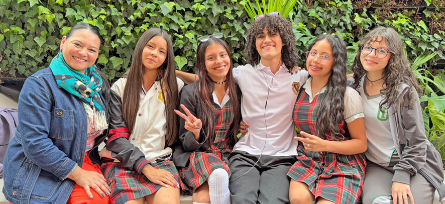 Nicole Alvarado Fuentes, Gabriela Roa Moreno, Nicolás Osorio Sucerquia, Stephania Raish Bedoya, Mariapaz Cortés Restrepo, en compañía de la docente Luz Stella Hurtado Espinosa, del Instituto Universitario de Caldas.
