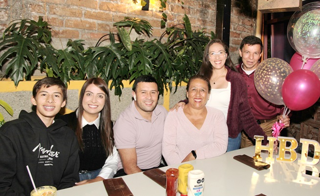 Jacobo Barrero Suescun, Saira Suescun, Jonathan Pinilla, Estella Mora, Sandra Suescun y Norby Naranjo.