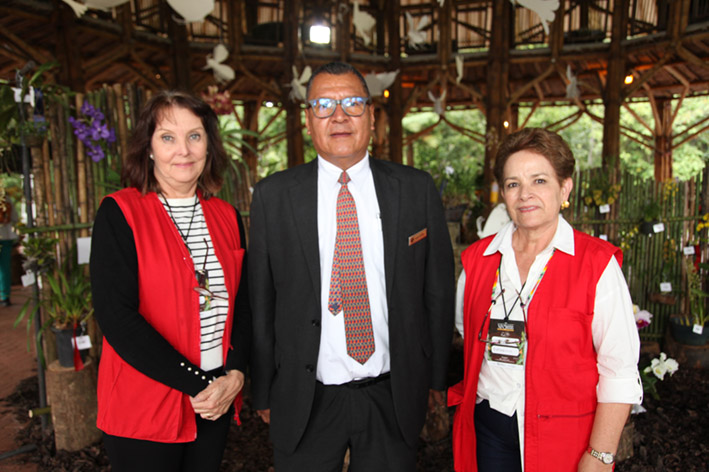Dianne de Saffon, Juan Carlos Reyes y Martha Luz Betancur, presidenta de la Asociación Caldense de Orquideología.