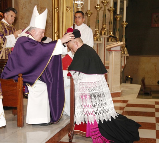 Rigoberto Rivera Ocampo recibe las insignias y su bendición como canónigo de manos de monseñor José Miguel Gómez Rodríguez.