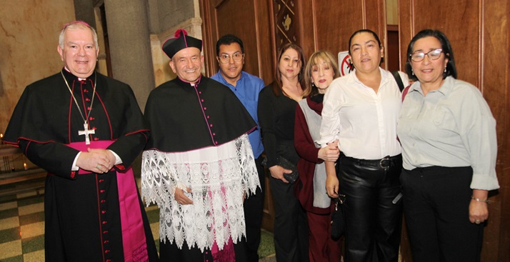 Monseñor José Miguel Gómez Rodríguez, Rigoberto Rivera Ocampo, Alejandro Parra, Alba Marina Salazar, Luz Marina Duque, Andrea Duque y Diana María Salazar.