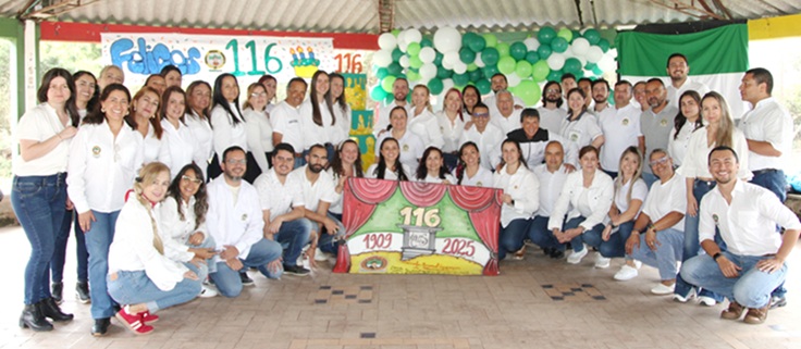 La Escuela Normal Superior de Manizales cuenta con 1.800 alumnos y un equipo de profesores comprometidos con la educación de calidad.