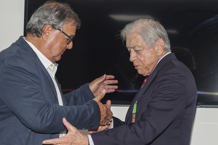 Imposición de la medalla Alfonso Carvajal Escobar,por el presidente de la SCIA, Ingeniero Ricardo Spaggiari Vásquez al Ingeniero Néstor Buitrago Trujillo.